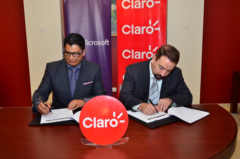 Firma convenio entre el gerente general de Microsoft, Jorge Cabeza, y el presidente de Claro, Oscar Peña./elDinero