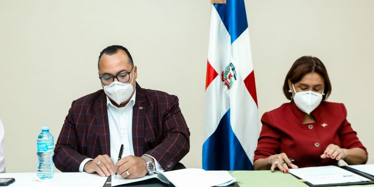 El acuerdo fue rubricado por el director general del Indocal, Lorenzo Ramírez y la directora de Lavecen, Griselda López.