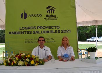 Jorge David Pérez, director de Argos para República Dominicana y Cesarina Fabián, directora nacional de Hábitat Dominicana..
