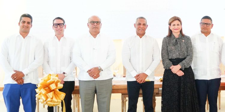 Julio Vargas, Edward De Valle II, Hector José Rizek, Franklin Martín Romero, la vicepresidenta de la Republica Raquel Peña e Ivanov Collado.