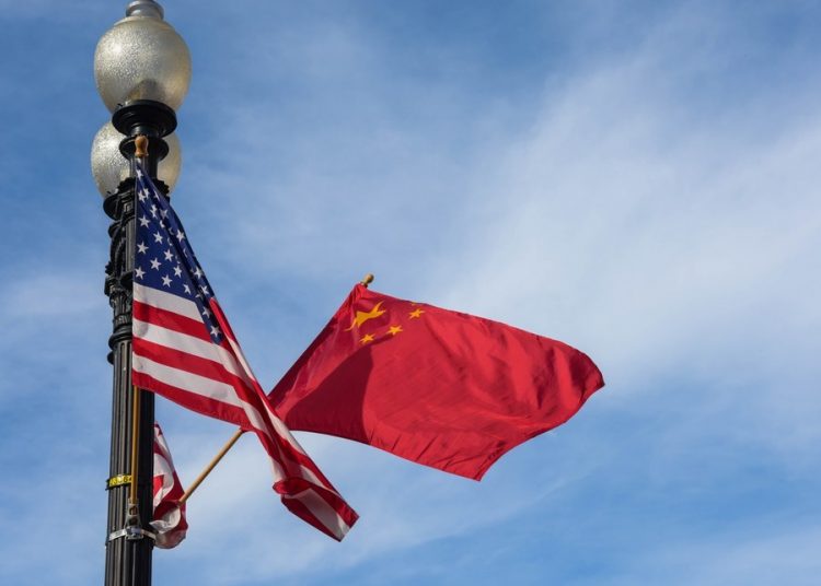 Banderas de EEUU y China