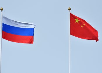 Banderas rusa y china, respectivamente. - Fuente externa.
