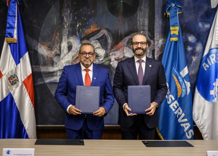 El subadministrador de empresa subsidiarias de Banreservas, Francisco Elías, y el presidente de la AIREN, Juan Ventura Pichardo, formalizan un acuerdo. | Fuente externa.