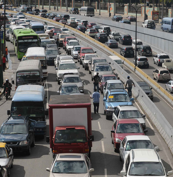 El tránsito en la Capital seguirá siendo un caos hasta que no se hagan respectar las leyes.