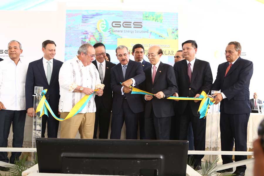 Danilo Medina inaugura primer parque de energía fotovoltaica en el país.