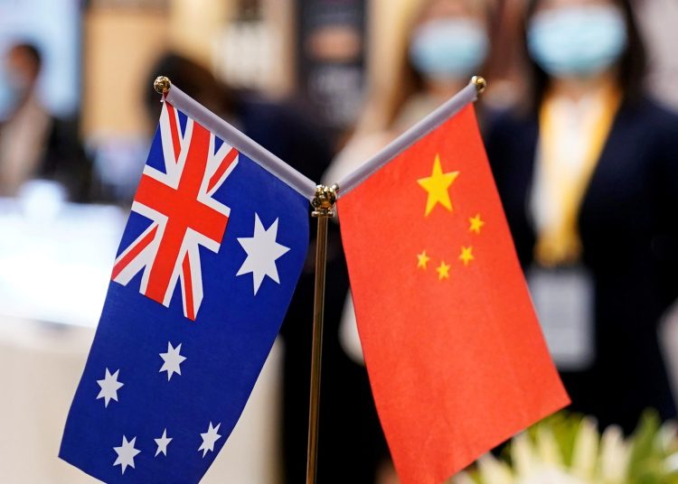 Banderas australiana y china - Reuters.