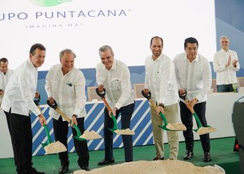 El presidente Luis Abinader encabeza el primer picazo del nuevo proyecto del Grupo Puntacana que incluye un Centro Logístico, parque de zona franca y expansión de la terminal B del Aeropuerto de Punta Cana. | Fuente externa.