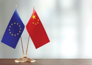 Banderas de la Unión Europea y República Popular China. - Fuente externa.