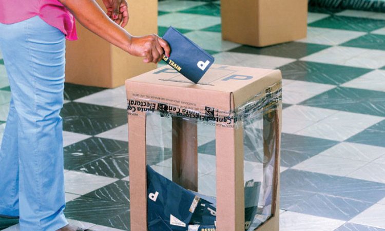 Mujer ejerciendo su voto en elecciones dominicanas. - Fuente externa.