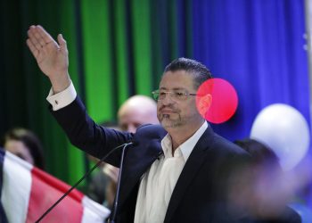 Rodrigo Chaves recibe con "responsabilidad" el reto de gobernar Costa Rica