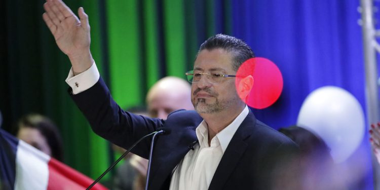 Rodrigo Chaves recibe con "responsabilidad" el reto de gobernar Costa Rica