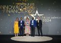 En el acto de entrega de los Premios 'Fintech Americas', Ruiz estuvo acompañada de Sovieski Naut, gerente de Banca Digital. - Fuente externa.