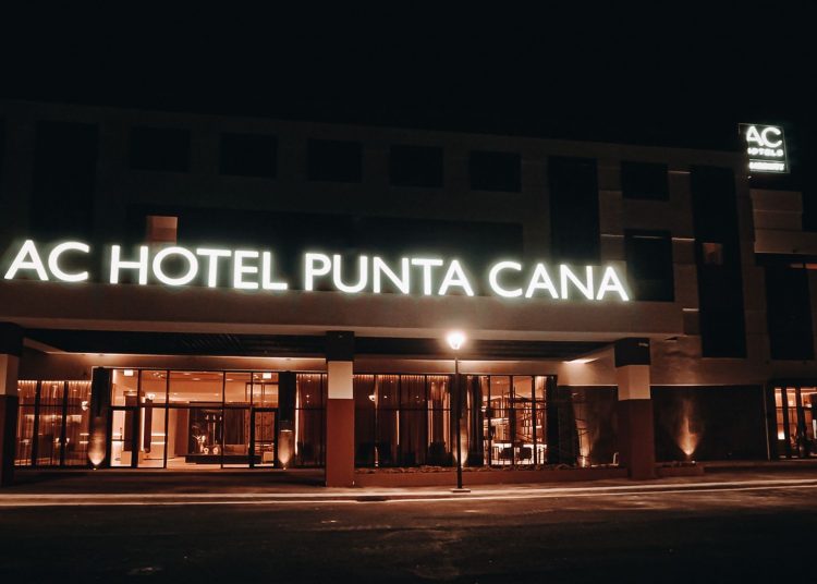 Vista nocturna de AC Hotel Punta Cana. | Fuente externa.