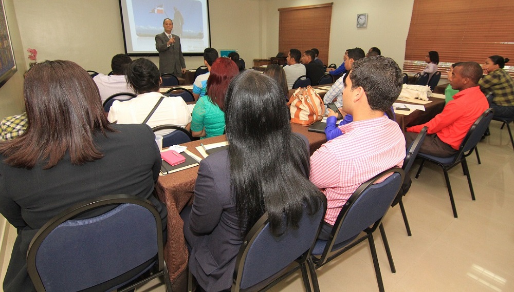El taller fue impartido por el conferecista y asesor Diego Sosa a 50 clientes de Ademi.