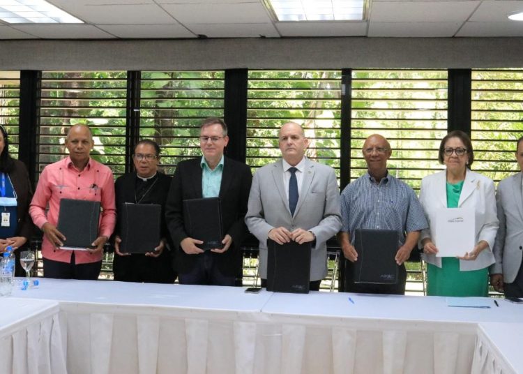 Representantes de las cooperativas rurales e instituciones públicas y de educación superior tras la suscripción del acuerdo.