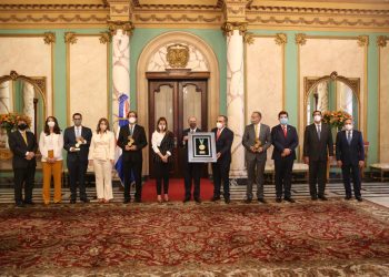 En un acto en el Palacio Nacional, la AIRD entregó una placa de reconocimiento al presidente Danilo Medina.