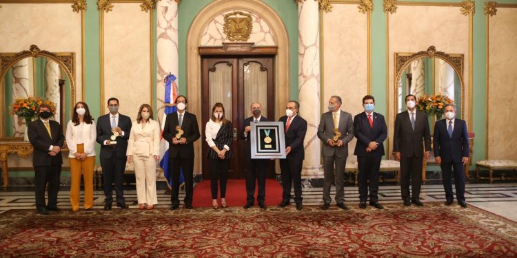 En un acto en el Palacio Nacional, la AIRD entregó una placa de reconocimiento al presidente Danilo Medina.
