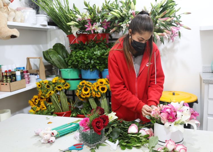 La florista Rosa Hernández vendió un arreglo de 50 flores, un peluche de felpa y agregó globos.