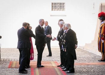 El presidente Abinader y sus acompañantes fueron recibido por el cortejo de los gentiles hombres de su Santidad
Monseñor Leonardo Sapienza.