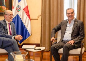 Presidente Luis Abinader recibe al director de la Oficina de Asuntos Intergubernamentales de la Casa Blanca, Tom Pérez. Fuente externa.