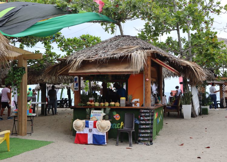 Acogedores espacios en Clarine Beach Bar & Restaurant. | Fuente externa.
