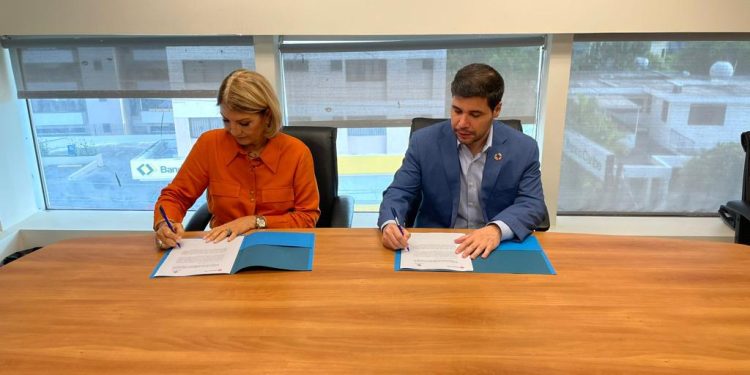 La firma de este acuerdo tuvo lugar en la sede central de Alianza ONG, encabezado por la presidenta de esta institución, Cesarina Fabian y el presidente de Cámara TIC, Arturo López Valerio.