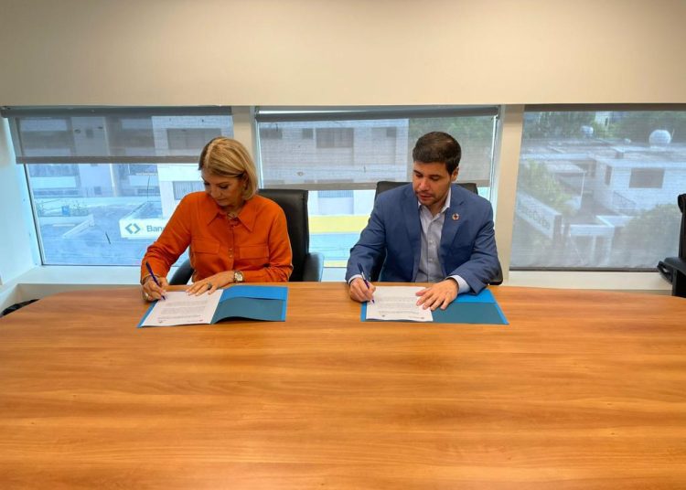 La firma de este acuerdo tuvo lugar en la sede central de Alianza ONG, encabezado por la presidenta de esta institución, Cesarina Fabian y el presidente de Cámara TIC, Arturo López Valerio.