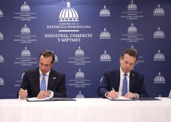 Acuerdo firmado entre el ministro del MICM, Víctor Bisonó y el presidente de ANJE, Luis Manuel Pellerano.