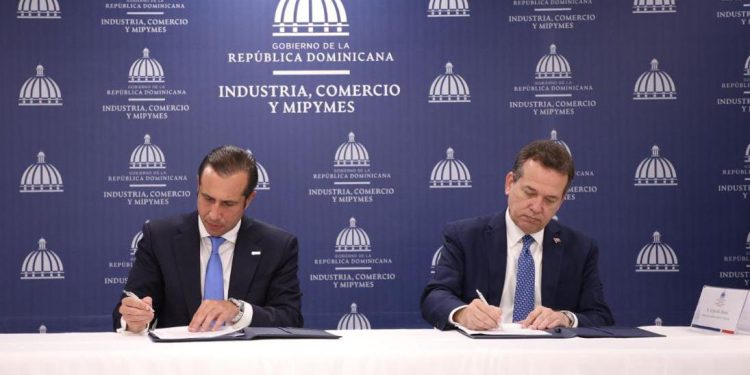 Acuerdo firmado entre el ministro del MICM, Víctor Bisonó y el presidente de ANJE, Luis Manuel Pellerano.