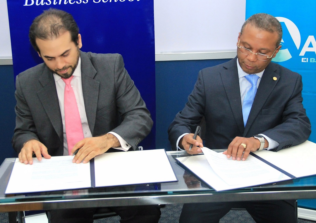 Facundo Erregerena y Francisco de la Rosa durante la firma de acuerdo para el programa de altos estudios para las Pymes./elDinero