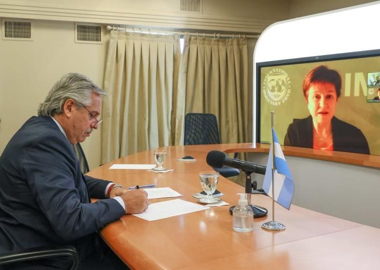 Fotografía de archivo del presidente de Argentina, Alberto Fernández, en reunión  virtual con la gerente del FMI, Kristalina Georgieva. | Esteban Collozo, EFE.
