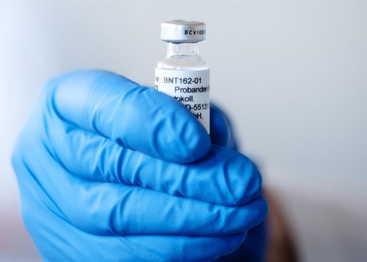 Ampolla de vacuna de Pfizer y BioNTech