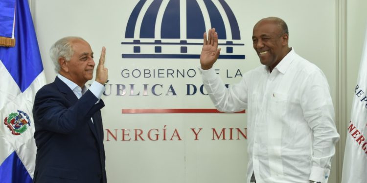 Manuel Antonio Lara Hernández,  presidente del Consejo Unificado de las Empresas Distribuidoras de Electricidad, y el ministro de Energía y Minas, Antonio Almonte.