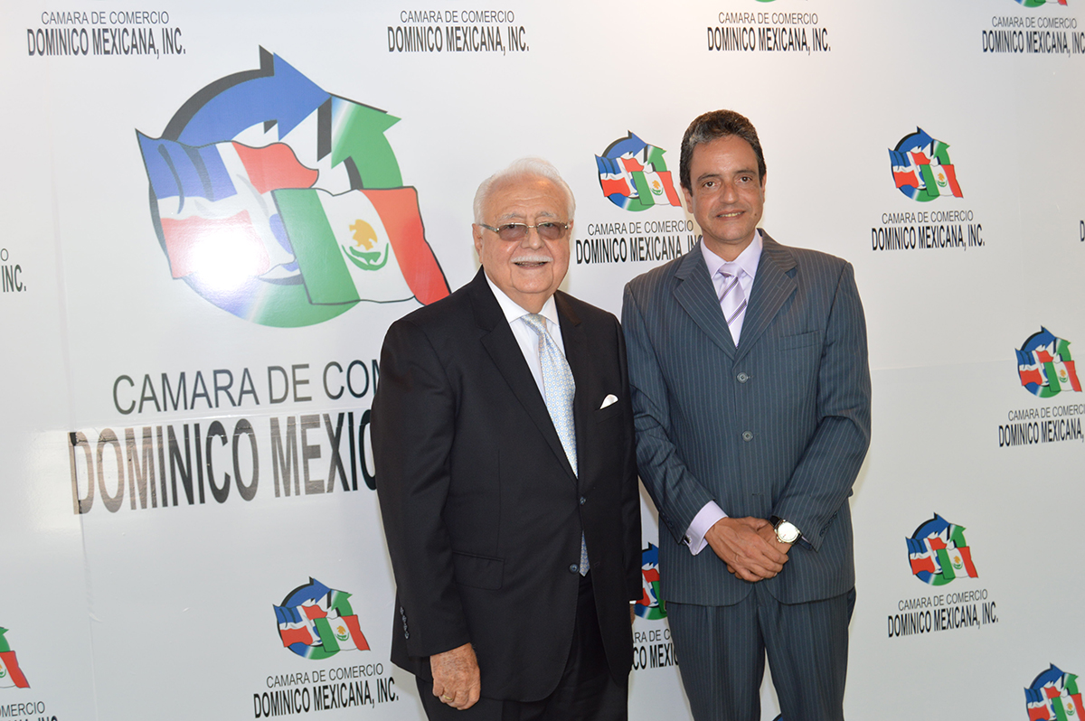 Antonio Isa Conde y Marco Antonio Sánchez, durante la presentación de Carlos E. González como presidente de Codommex.