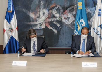 Samuel Pereyra, administrador general de Banreservas, y Rafael Blanco, presidente de Asonahores, firman un acuerdo de colaboración para promover el sector turístico.