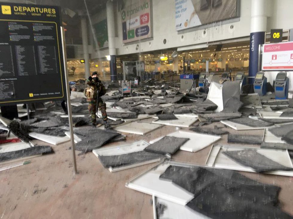 Imagen de una sección de la terminal afectada por las explosiones. / AP