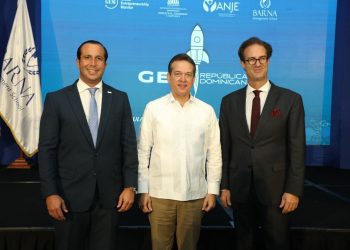 Luis Manuel Pellerano, presidente de ANJE; ministro de Industria y Comercio, Ito Bisonó, y Paulo Alves, rector de Barna.