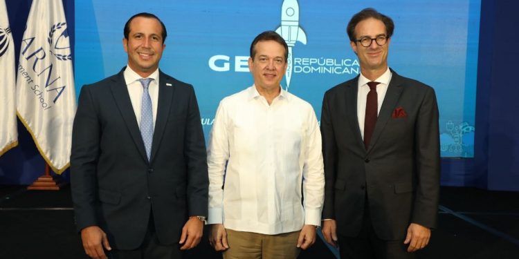 Luis Manuel Pellerano, presidente de ANJE; ministro de Industria y Comercio, Ito Bisonó, y Paulo Alves, rector de Barna.