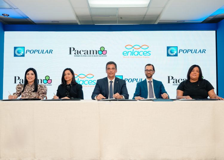 Ejecutivos de la entidad bancaria junto a representantes de ENLACE y el PACAM. Desde la izquierda,  Mariel Bera, Soraya Lara, Francisco Ramírez, Pablo Ignacio García y Giselle Moreno.