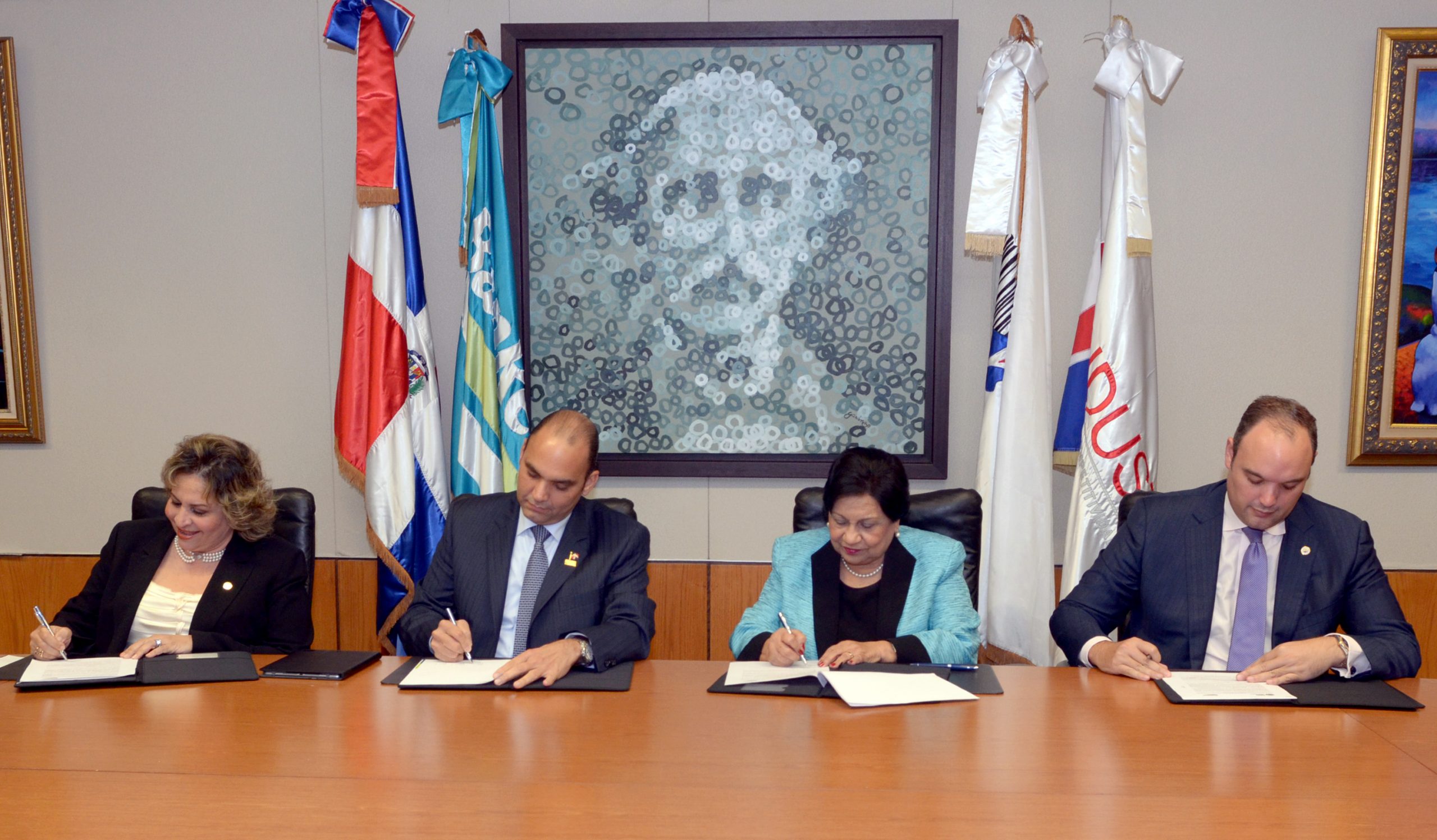 Alexandra Izquierdo, Enrique Ramírez Paniagua, Ligia Amada Melo y José del Castillo Saviñón, durante la firma del acuerdo.
