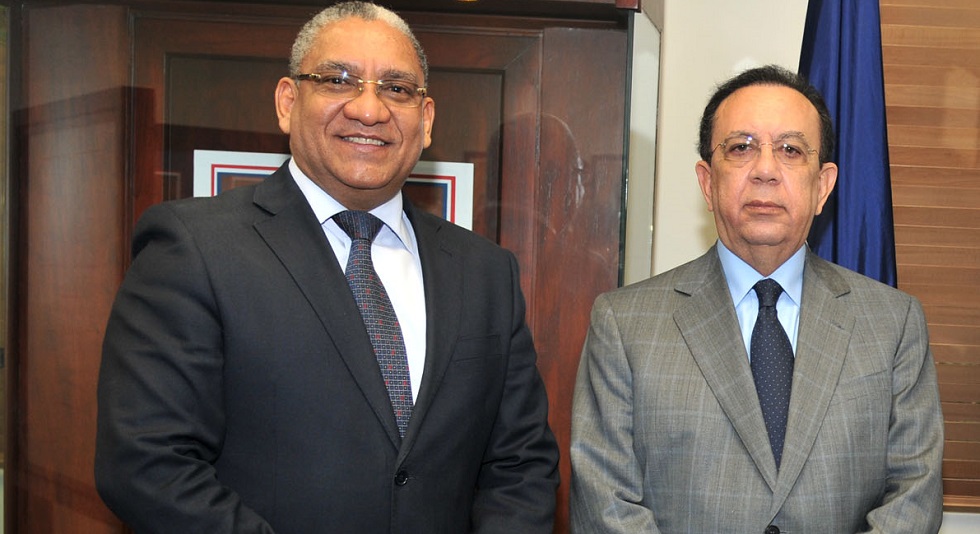Ervin Novas Bello, gerente general del Banco Central, junto al gobernador Héctor Valdez Albizu.