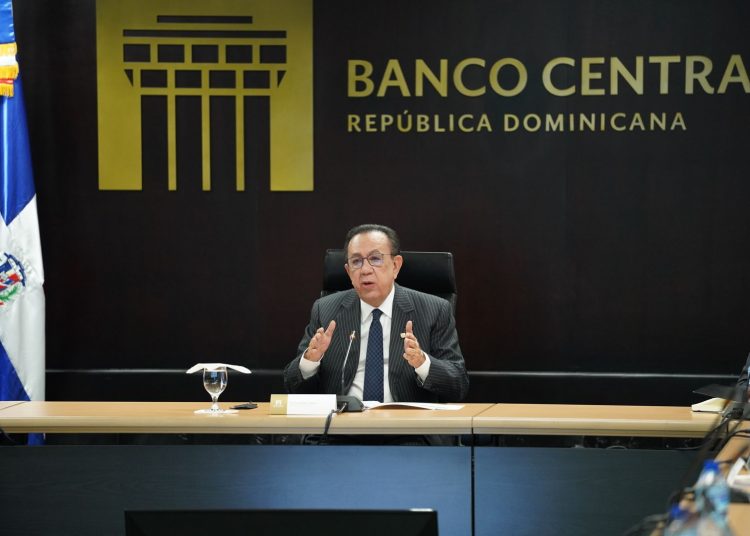 Héctor Valdez Albizu, gobernador del Banco Central dominicano.