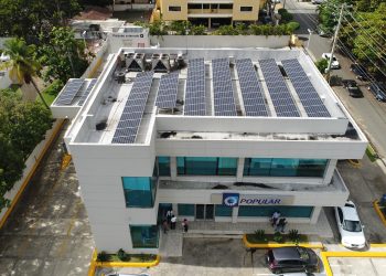 Paneles solares colocados en una oficina del Banco Popular.