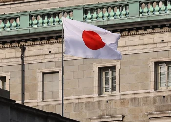 "Es probable que la economía de Japón siga creciendo a un ritmo superior a su tasa de crecimiento potencial", dijo el banco.