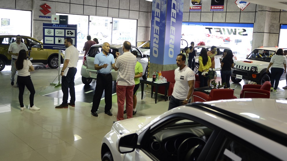 Clientes realizan este sábado gestiones de financiamiento de vehículos en concesionarios y dealers de Santo Domingo.