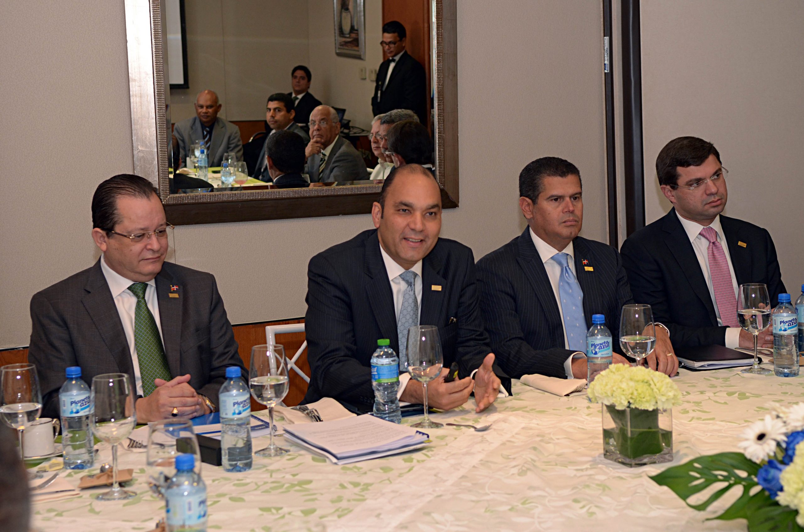 El administrador del Banco de Reservas, Enrique Ramírez Paniagua junto con Luis Espinal, William Read y Lus Rojas.