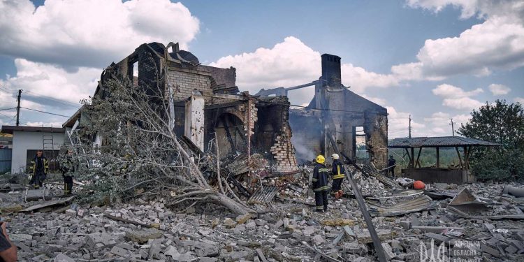 Bomberos mitigan el incendio de una casa incendiada durante la guerra en Ucrania. | Servicio de Prensa de la Administración Militar Regional de Donetsk, vía Reuters.