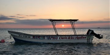 Los atardeceres son mágicos en la costa entre Cabo Rojo y Bahía de las Águilas en Pedernales. | Vive Dominicana.