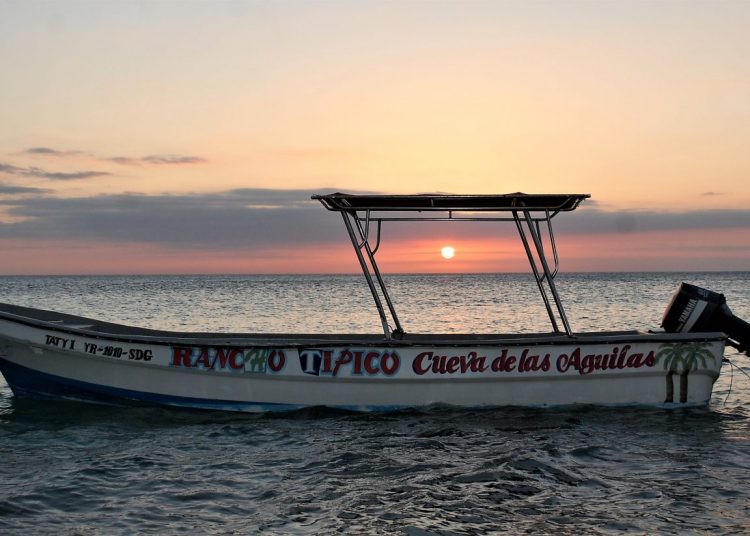 Los atardeceres son mágicos en la costa entre Cabo Rojo y Bahía de las Águilas en Pedernales. | Vive Dominicana.