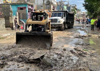 Brigadistas del Ministerio de Obras Públicas recogen desechos y escombros en las comunidades afectadas por las inundaciones que provocaron las intensas lluvias percibidas este viernes. | Fuente externa.